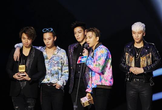 在2015年，Big Bang來港出席Mama頒獎典禮，五人也一同穿起Hedi設計的Saint Laurent最新系列（圖片來源：Big Bang info）