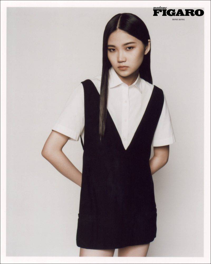 White cotton poplin short-sleeved blouse, Black V-neck wool and silk dress DIOR（圖片來源：MFHK編輯部）