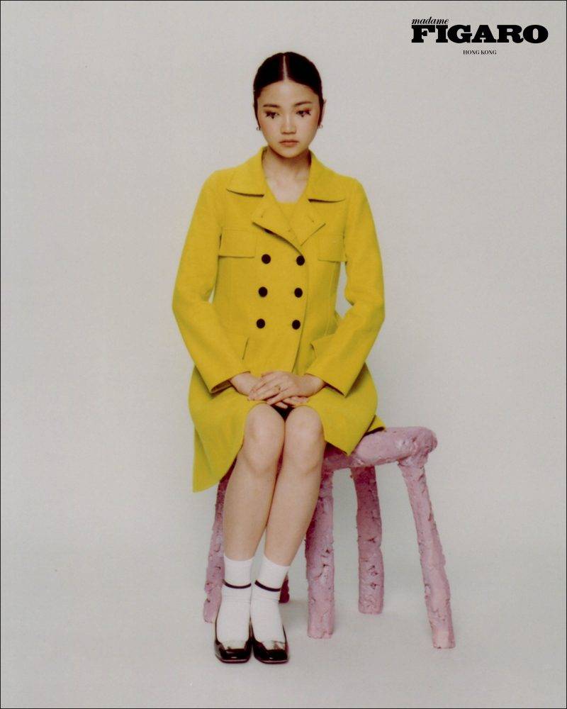 Yellow double face felted wool and angora coat, Yellow wool and silk skirt, “LA PARISIENNE DIOR” PUMP in black patent calfskin DIOR DIO(R)EVOLUTION” RING, and “DIOR TRIBALES” EARRINGS DIOR（圖片來源：MFHK 編輯部）