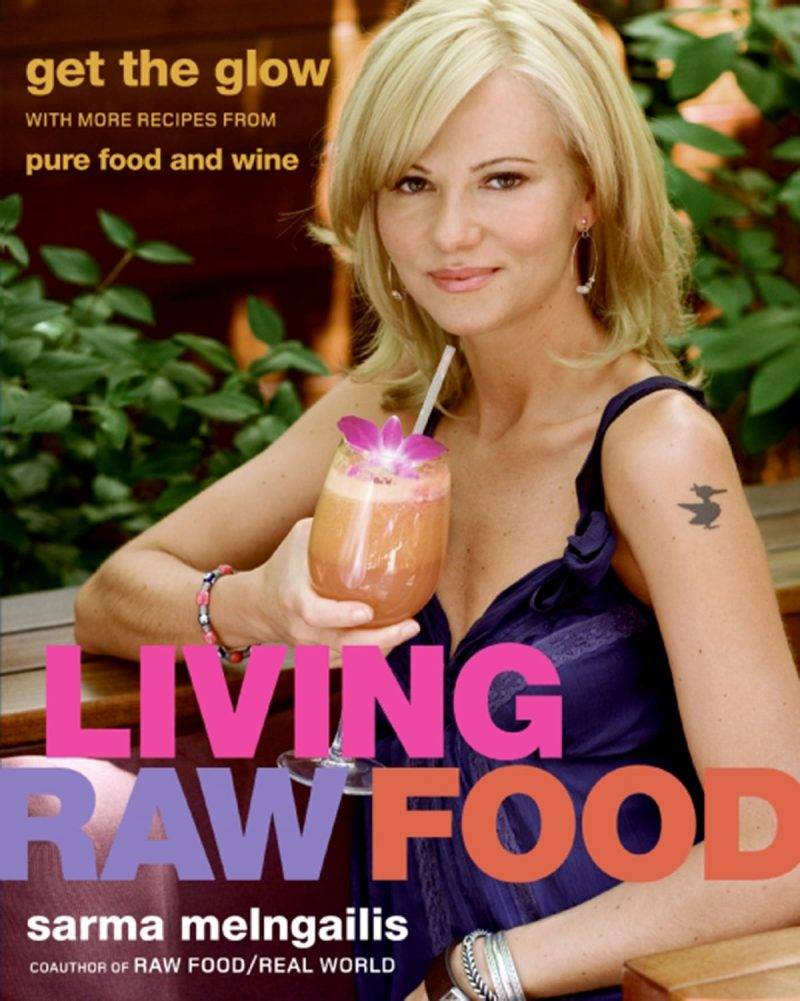 Sarma Melngailis曾出版書籍推廣素食文化，餐廳更引來不少名人慕名而來（圖片來源：書籍《Living Raw Food》封面）