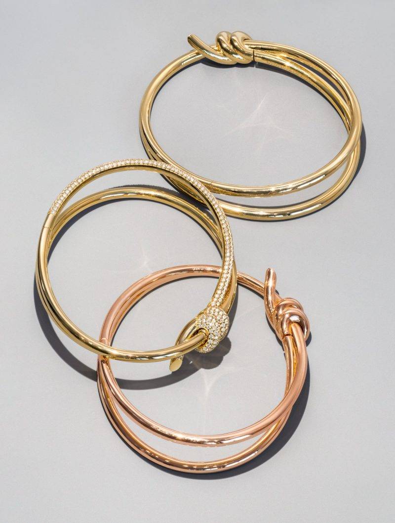 (由上至下) Tiffany Knot 系列18k 黃金雙圈手鐲 $65,000 18k 黃金雙圈鑲鑽石手鐲 $188,000 18k 玫瑰金雙圈手鐲 $65,000 （圖片來源： Tiffany & Co. ）
