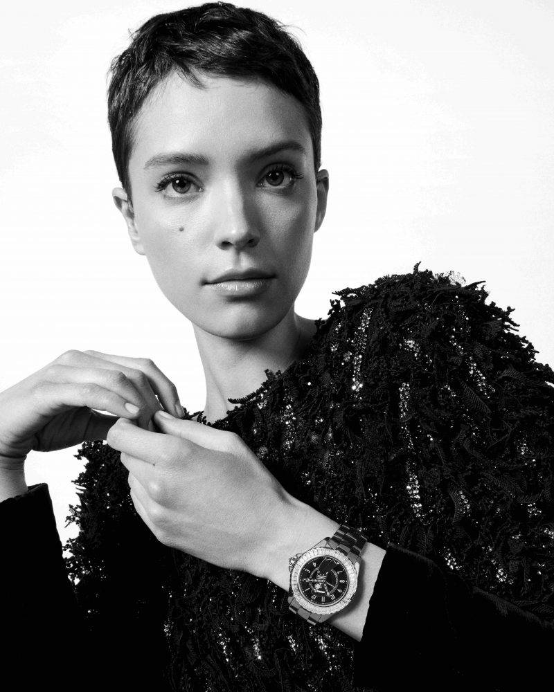 Mademoiselle J12 La Pausa腕錶上的CHANEL女士以一身水手裝束示人，限量55枚。（圖片來源：Chanel）