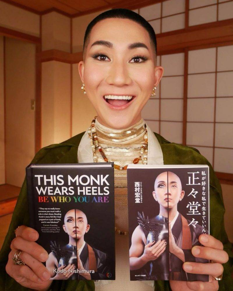 西村宏堂的書《This Monk Wears Heels: Be Who You Are》至今已出版七國語言的版本。（圖片來源：@kodomakeup）
