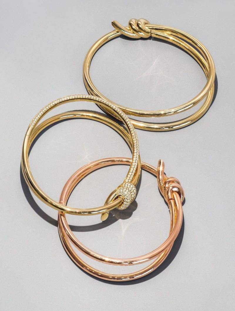 (由上至下) Tiffany Knot 系列18k 黃金雙圈手鐲 $65,000 18k 黃金雙圈鑲鑽石手鐲 $188,000 18k 玫瑰金雙圈手鐲 $65,000 （圖片來源：Tiffany & Co. ）
