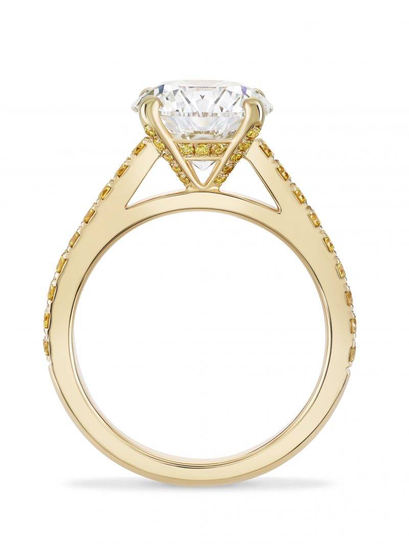 DB Classic黃金鑽石戒指，鑲嵌1顆圓形明亮式白鑽及密釘鑲彩黃鑽，中央主鑽由3克拉起。個別定價（圖片來源：De Beers）