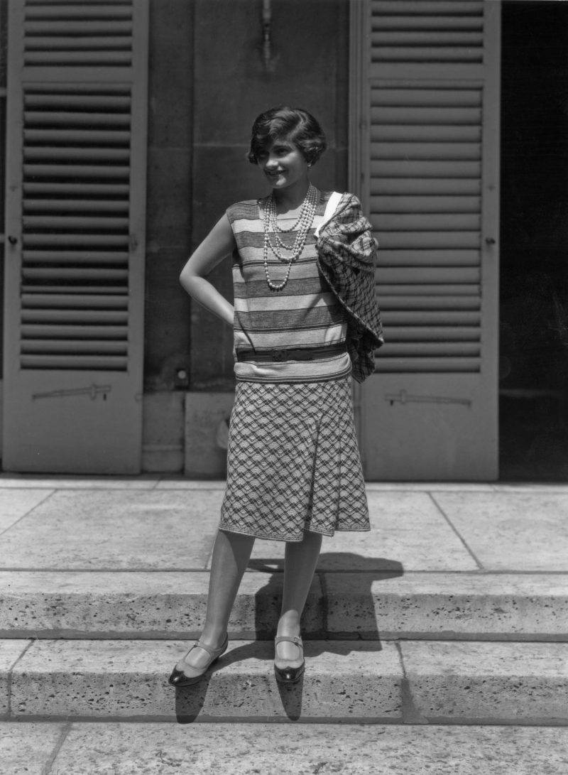 Chanel女士穿上提花平織布針織服裝。（圖片來源：品牌授權圖片）