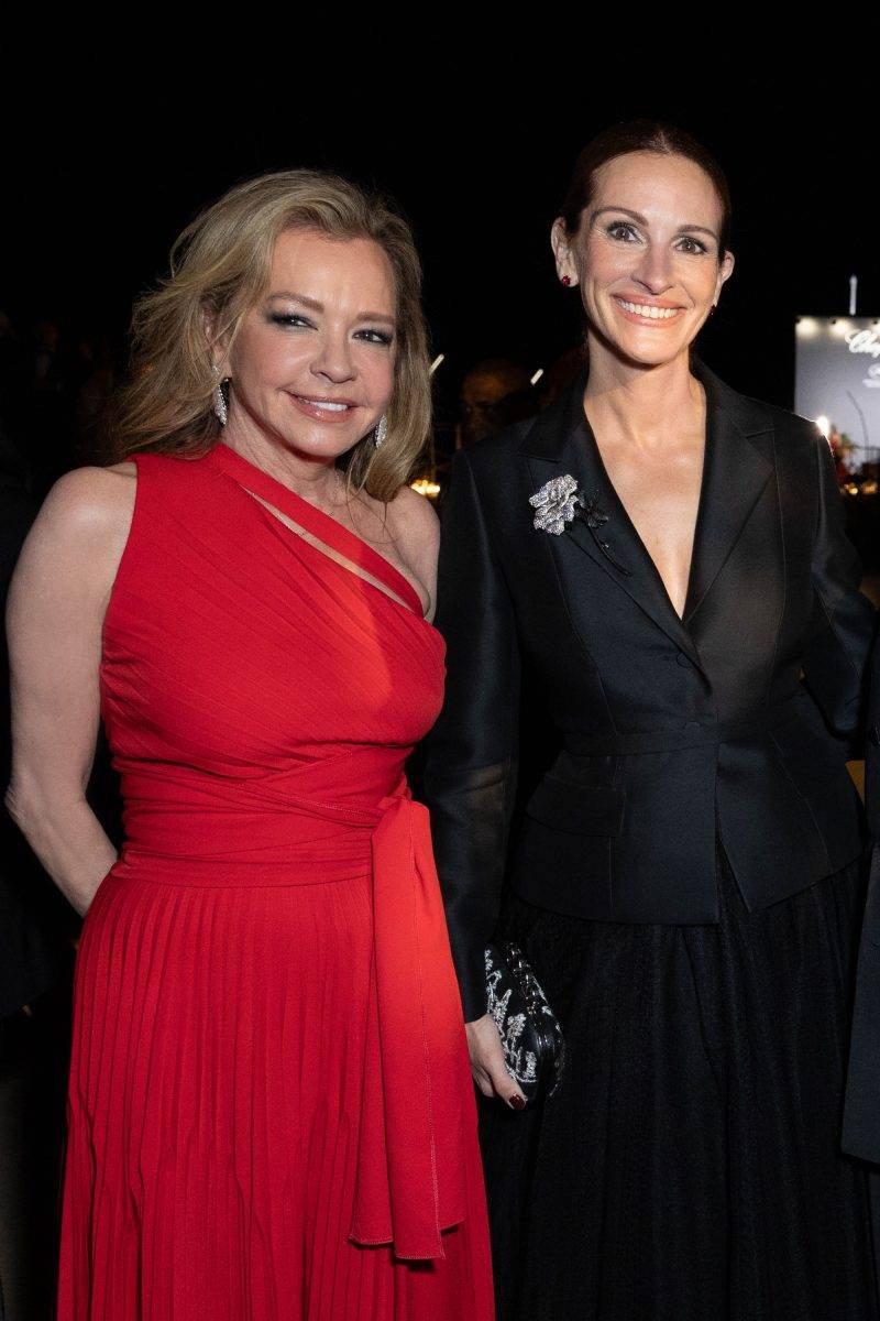 茱莉亞·羅拔絲戴上由卡羅琳•舍費爾親自設計的玫瑰胸針頒獎給兩位最具潛質演員。（圖片來源：Chopard）