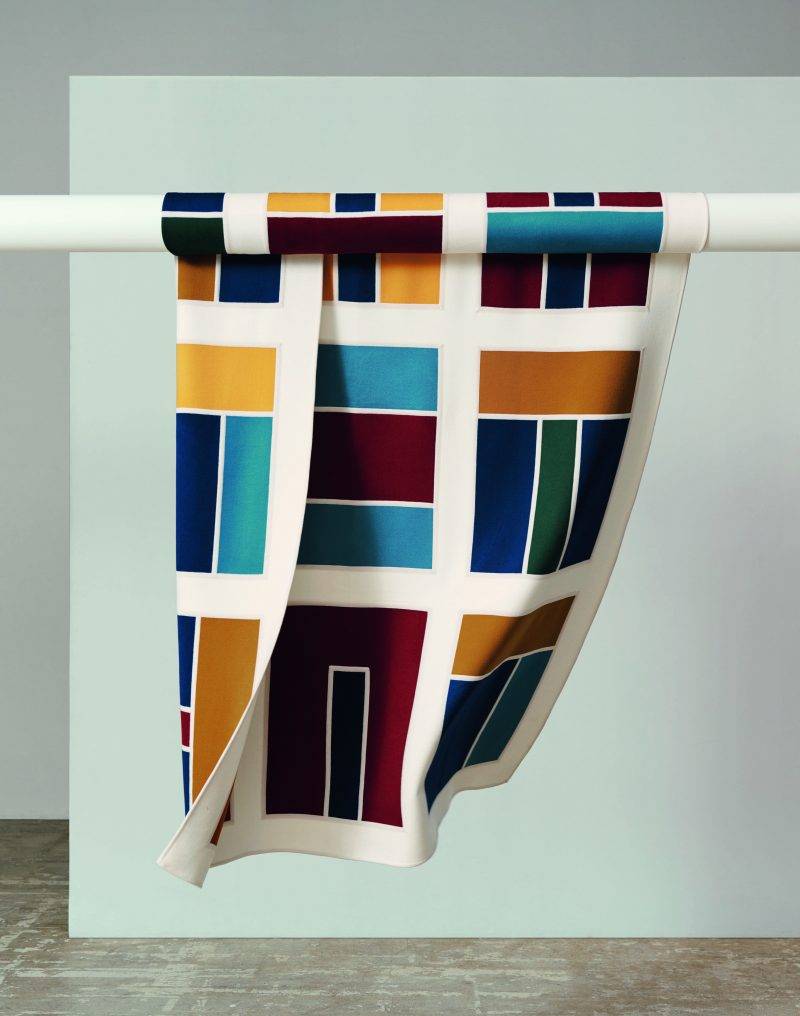 Construction格子毛毯的簡潔奪目設計靈感源自Gianpaolo Pagni的作品，並直接透過布料呈現。茄士咩布條以源自高級訂造服的重連工藝仔細拼接。（圖片來源：Hermès授權提供 ）
