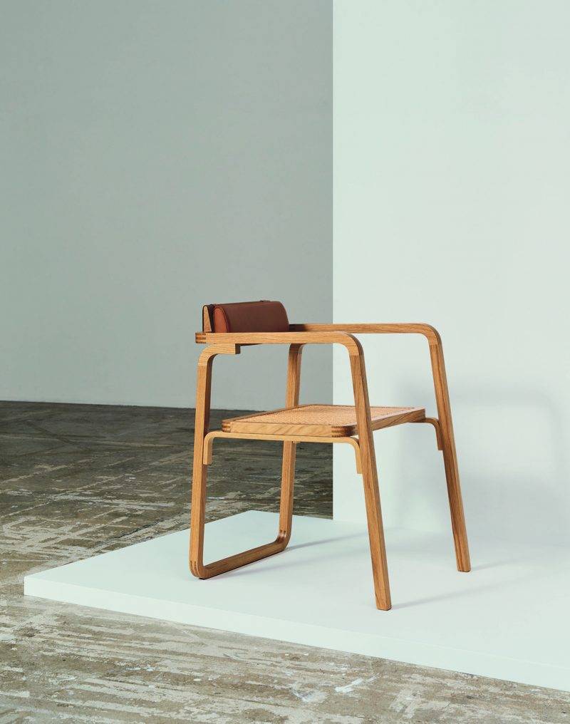 由建築師Rafael Moneo設計的Oria 扶手椅散發平衡與和諧的氣息。橡木、皮革和藤枝 等質感舒適的物料，加上品牌工匠的專業智慧，將設計完美昇華。（圖片來源：Hermès授權提供 ）