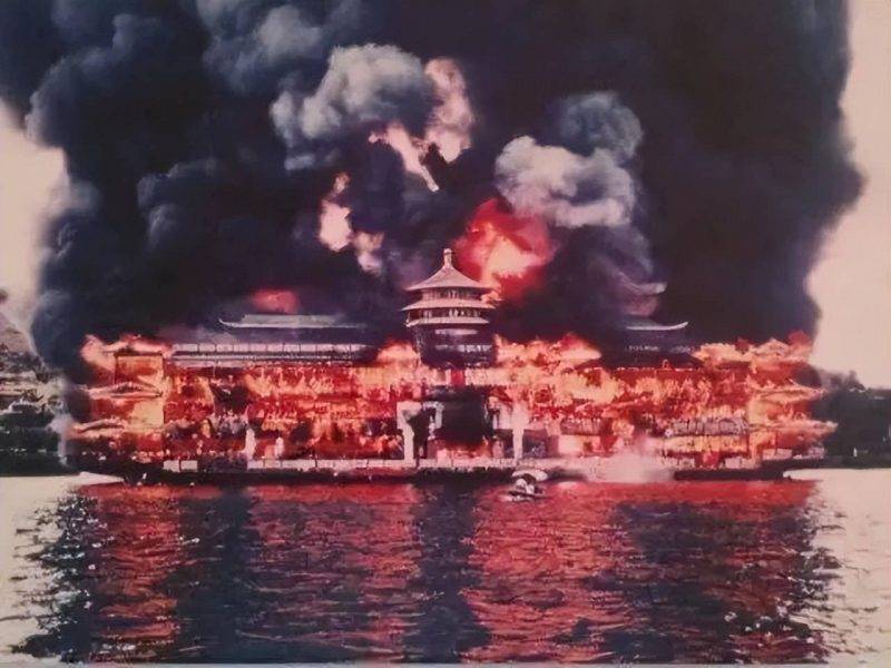 開業前6天，珍寶海鮮舫經歷一場大火，使營業時間推遲了五年。（圖片來源：NMG archive）