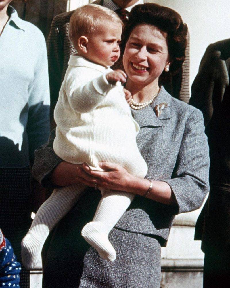女皇抱著兒子愛德華王子。（圖片來源：IG @theroyalfamily）