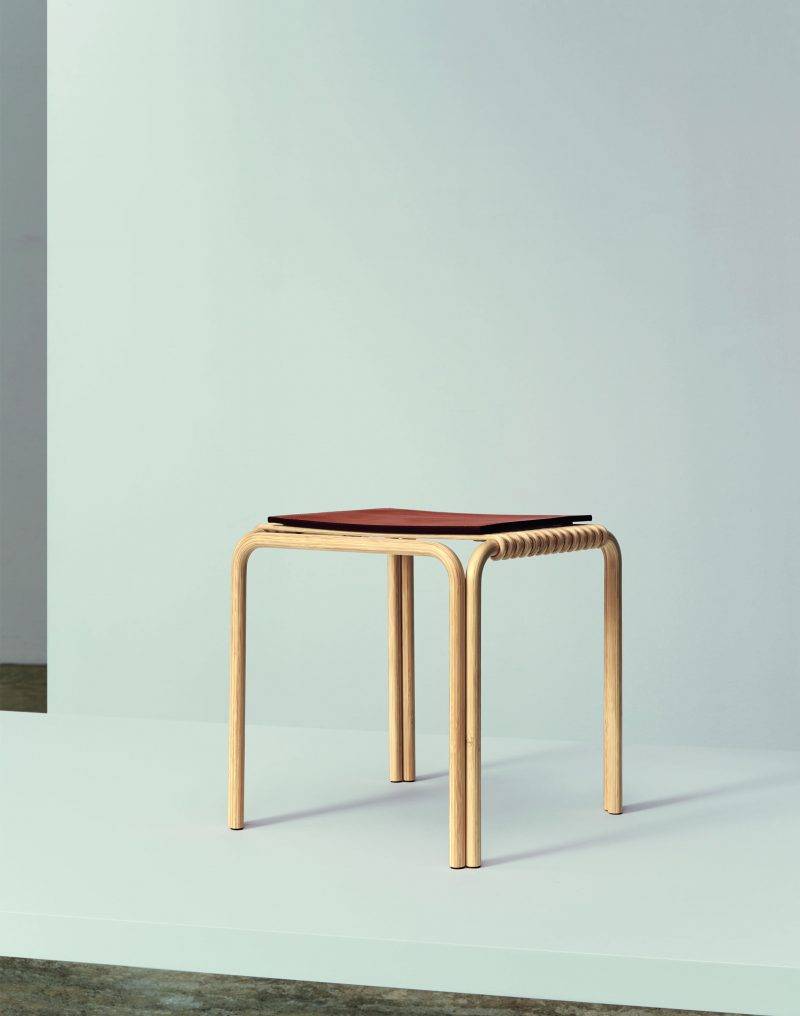在日本，「Karumi」一字代表簡約、輕盈和純粹，正好形容葡萄牙建築師Alvaro Siza設計的凳子。簡潔優雅的凳子由一氣呵成的流暢線條勾勒而成，以屈曲竹枝和碳纖維製造的結構和座位，巧妙揉合輕盈與力量。（圖片來源：Hermès授權提供 ）