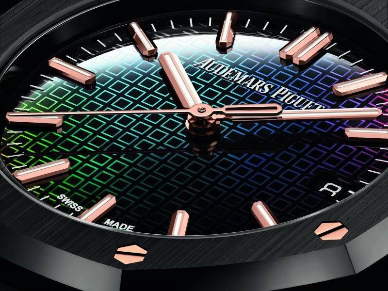 Carolina Bucci 限量版腕錶錶面以一片刻有微結構小方塊的藍寶石水晶玻璃締造泛映七彩虹光的效果 （圖片來源：Audemars Piguet）