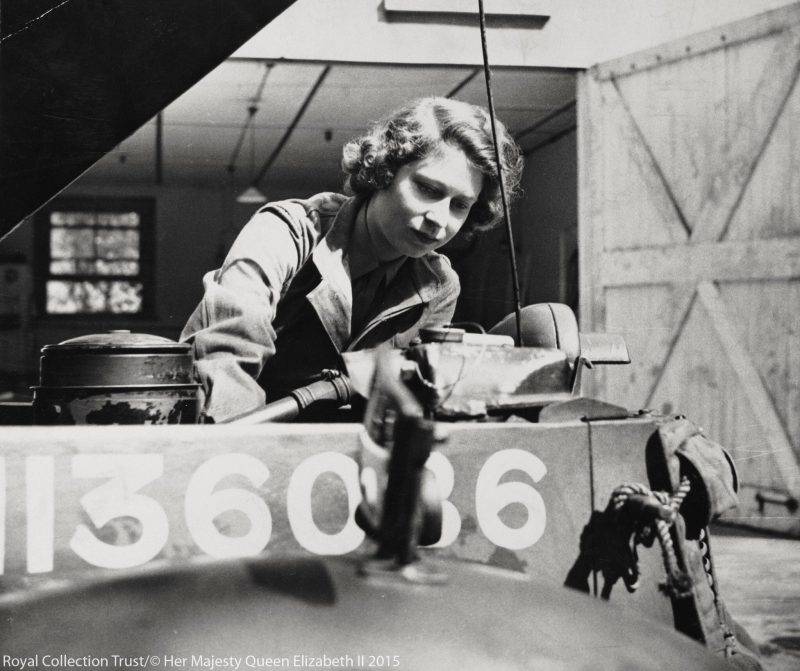 二戰期間，伊莉沙白公主在英國輔助軍團擔任機械師。（圖片來源：Twitter@RoyalFamily）