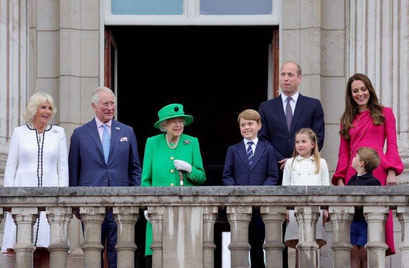 凱特王妃與路易王子對望微笑，溫情洋溢。（圖片來源：Twitter@RoyalFamily）