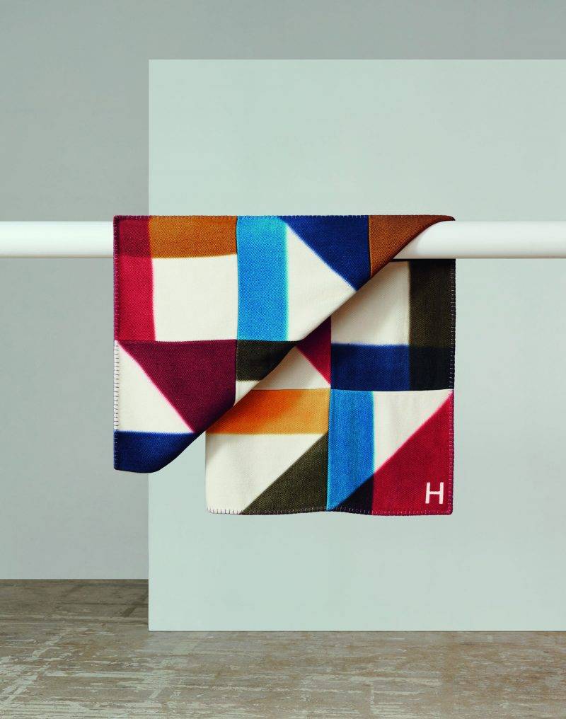 H Pythagore毛毯由人手編織和染色的茄士咩方塊組成，繼續巧妙演繹質感、物料和色彩的互動。（圖片來源：Hermès授權提供 ）