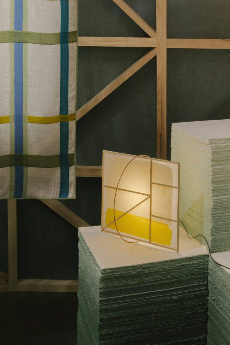 由TomásAlonso創作的檯燈，以簡約的竹製框架舖上降落傘布，再加上一個散發柔和光線的鋼圈，展現簡潔靈巧的形態，並強調空間與輕盈感之間的互動。（圖片來源：Hermès授權提供 ）
