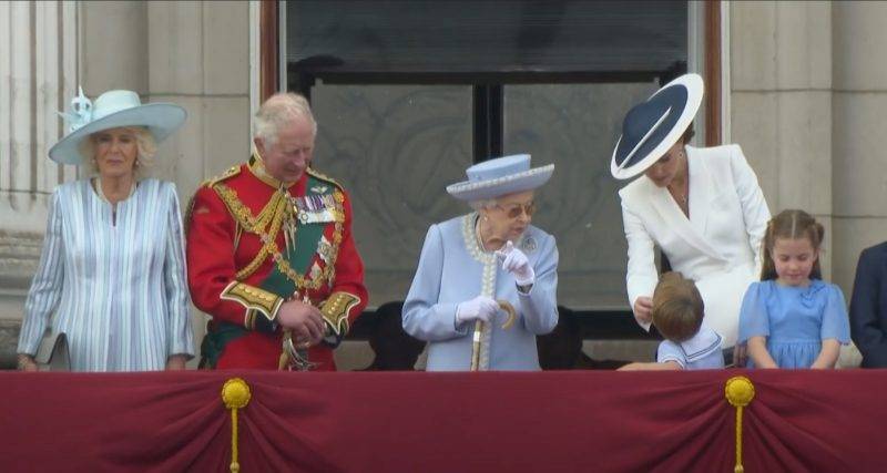 女皇向路易王子指出遠方的戰機。（圖片來源：Youtube @Prince Louis is Star of the Show for Queen's Jubilee Flypast）