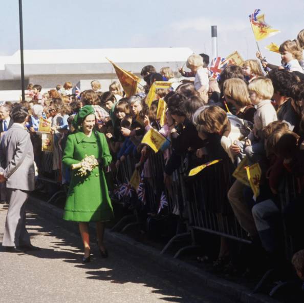 1977年，女皇在愛丁堡步行近距離接觸國民。（圖片來源：IG @theroyalfamily）
