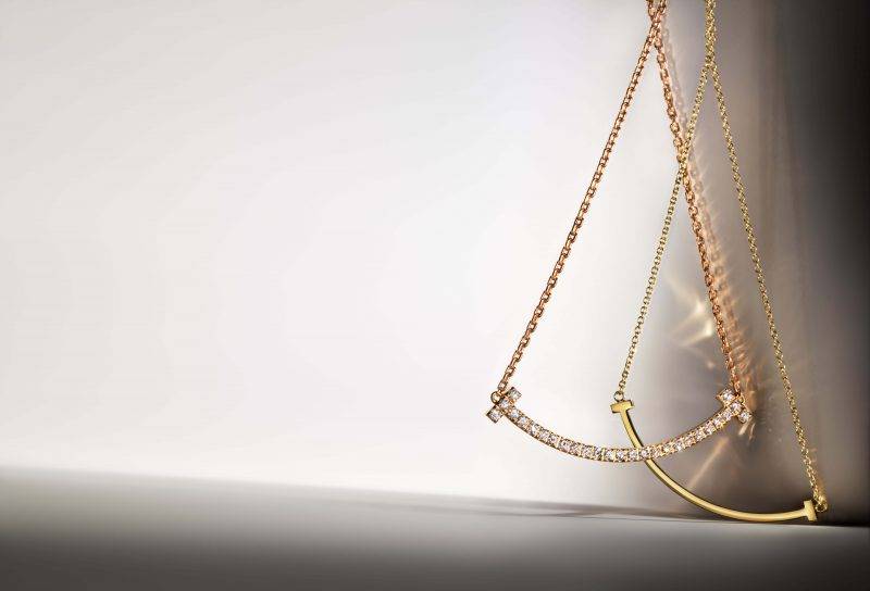 (由左至右) Tiffany T Smile 18k 玫瑰金鑲鑽石項鏈，中號 港幣 47,700 Tiffany T Smile 18k 黃金項鏈，小號 港幣 8,300（圖片來源：Tiffany & Co.）