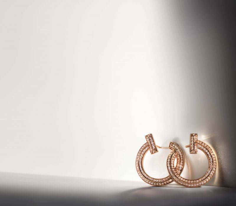 Tiffany T1 系列 18k 玫瑰金密鑲鑽石耳環 港幣 70,000（圖片來源：Tiffany & Co.）