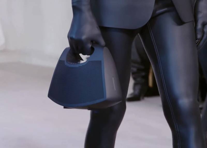 當你攜帶Balenciaga「音響手袋」上街， 還會遭人們恥笑老土嗎？ | Fashion | Madame Figaro Hong Kong