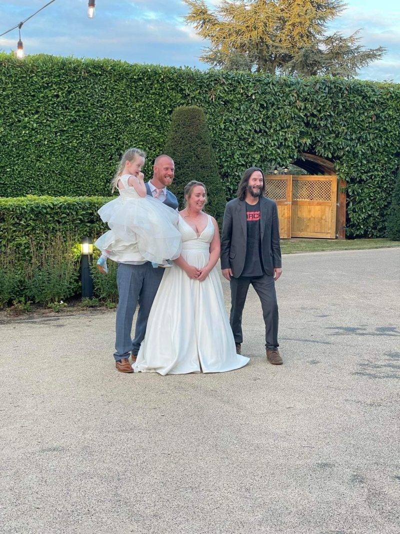 奇洛李維斯出席陌生粉絲的婚禮，為對方帶來驚喜。（圖片來源：Twitter @MrsNRoadnight）