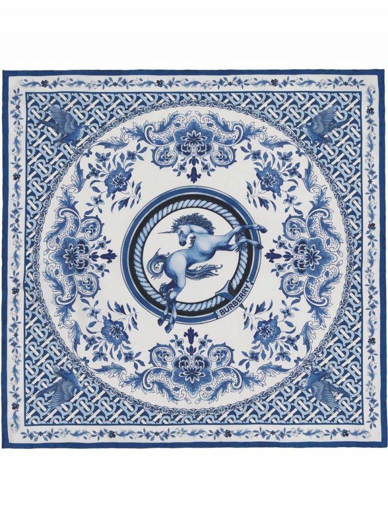 Burberry ceramic-print silk square scarf HK$1,800（圖片來源：Farfetch）