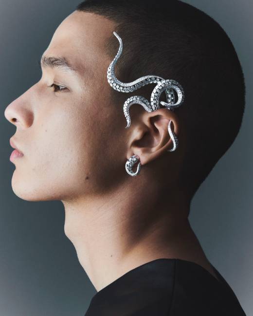 Boucheron 2022高級珠寶｜「火山之子」系列｜ Octopus白金珍珠貝母章魚耳環，鋪鑲鑽石。