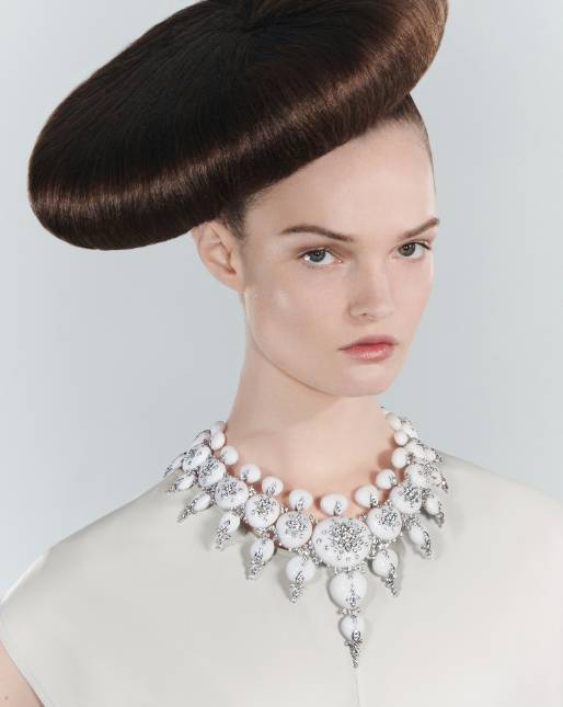 Boucheron 2022高級珠寶｜「卵石之女」系列 Galet Diamant 天然卵石鑽石項鍊，鑲嵌梨形鑽石，鋪鑲白金鑽石。