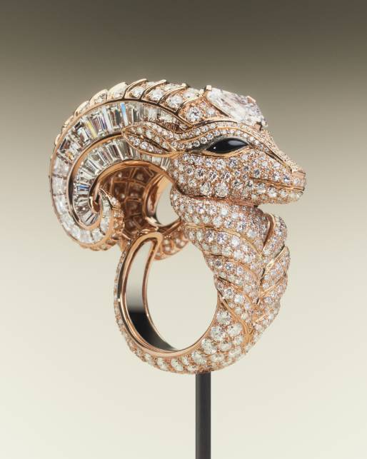 Gazelle玫瑰金戒指，鑲嵌1顆重2.15克拉的EVVS2級七邊形鑽石、縞瑪瑙，鋪鑲圓形和長方形鑽石，共重17.63克拉。（圖片來源：Boucheron）