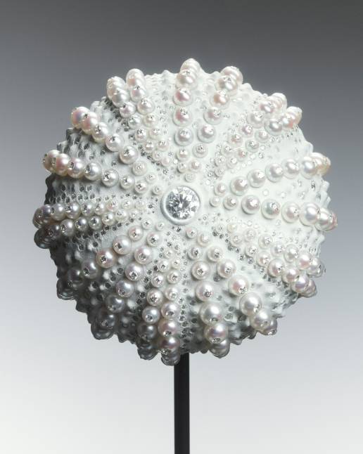 Oursin 鑽石項鍊，採用珍珠和珍珠母製成，鑲嵌一顆 0.80 克拉的圓形鑽石，鋪鑲銀和白金鑽石。(圖片來源：Boucheron）