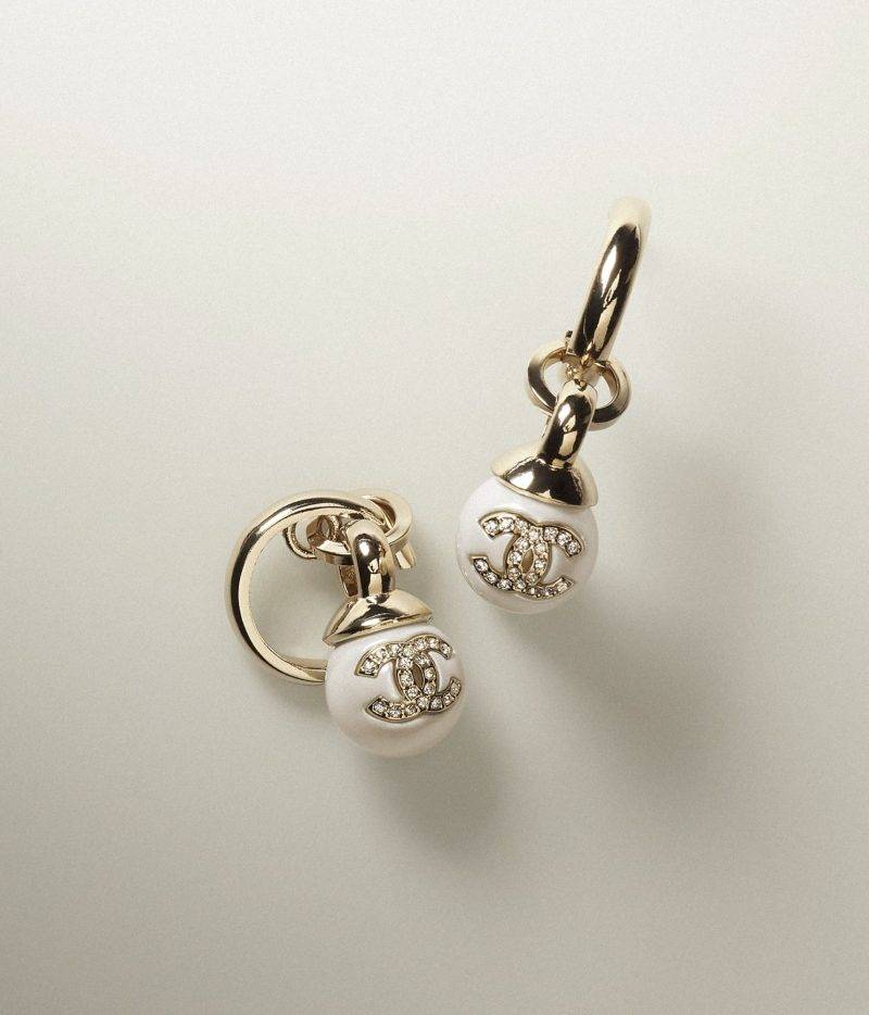 Chanel EARRINGS HK$5,200 Metal, Strass & Imitation Pearls. Gold, Pearly White & Crystal.（圖片來源：Chanel）