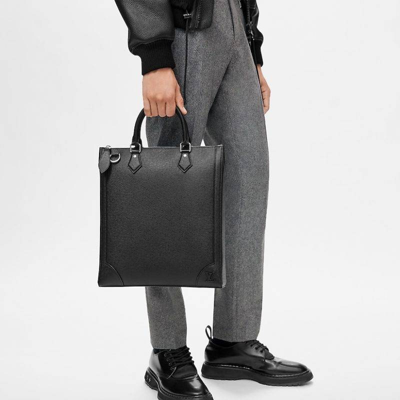 Louis Vuitton -VERTICAL 手挽袋 HK$ 26,600（圖片來源：Louis Vuitton）