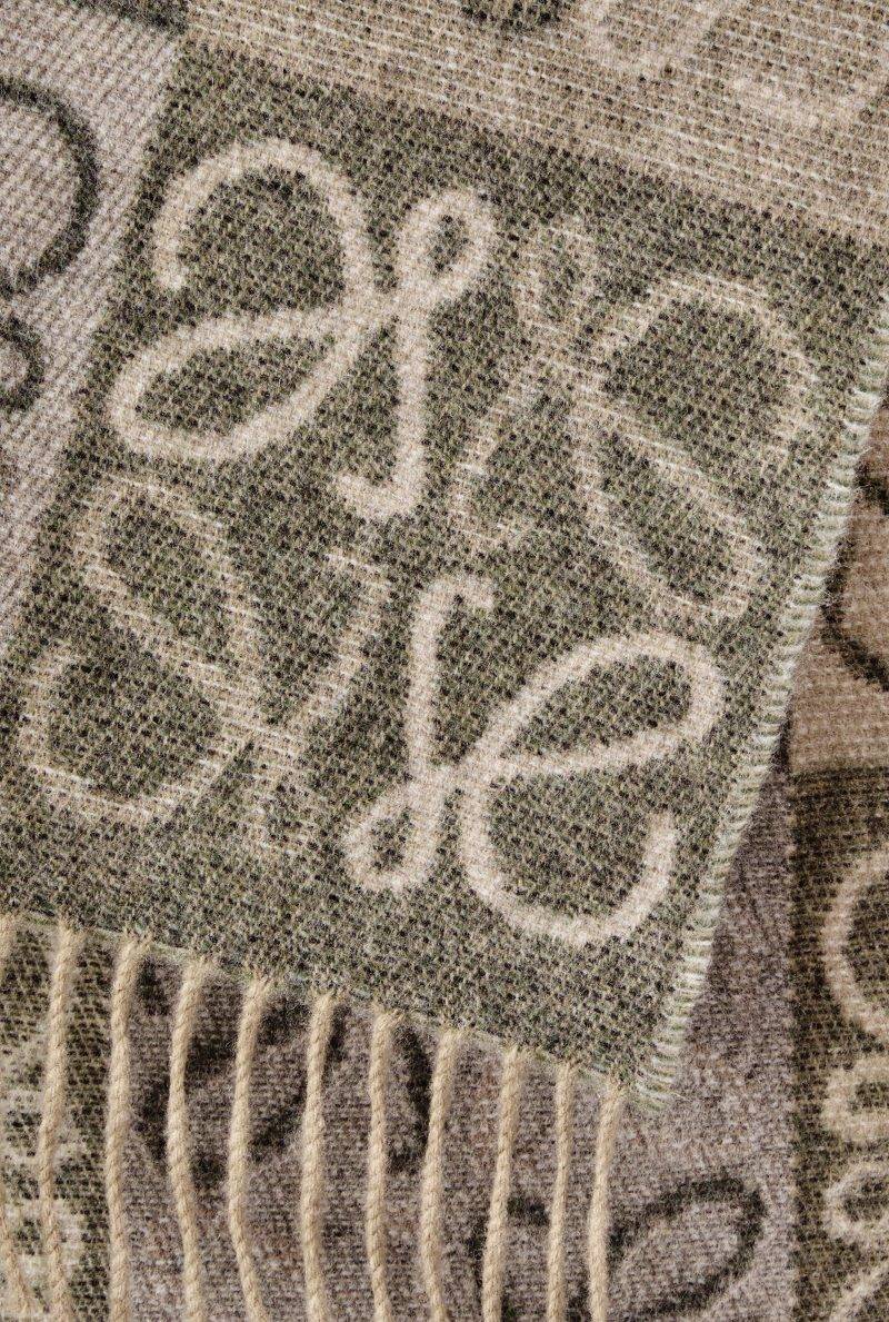 LOEWE Anagram scarf in wool and cashmere（圖片來源：LOEWE）