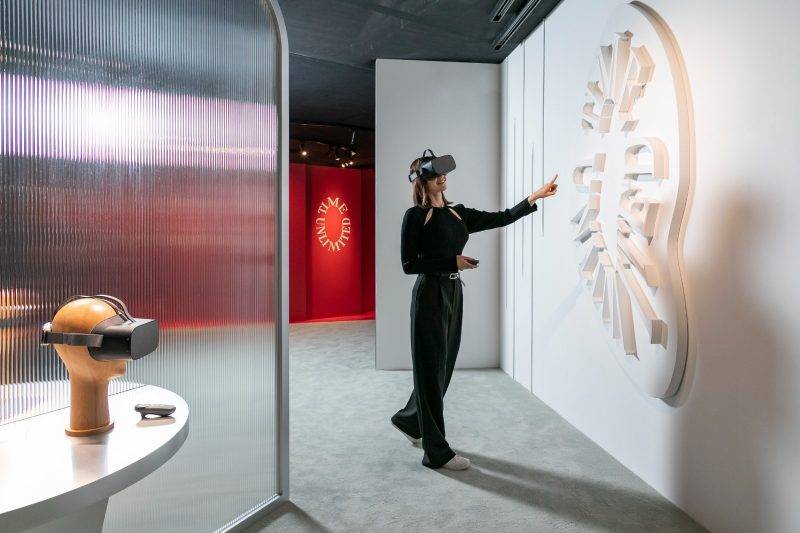 參觀者可透過虛擬實境技術遊覽瑞士的卡地亞製錶工作坊。（圖片來源：卡地亞）