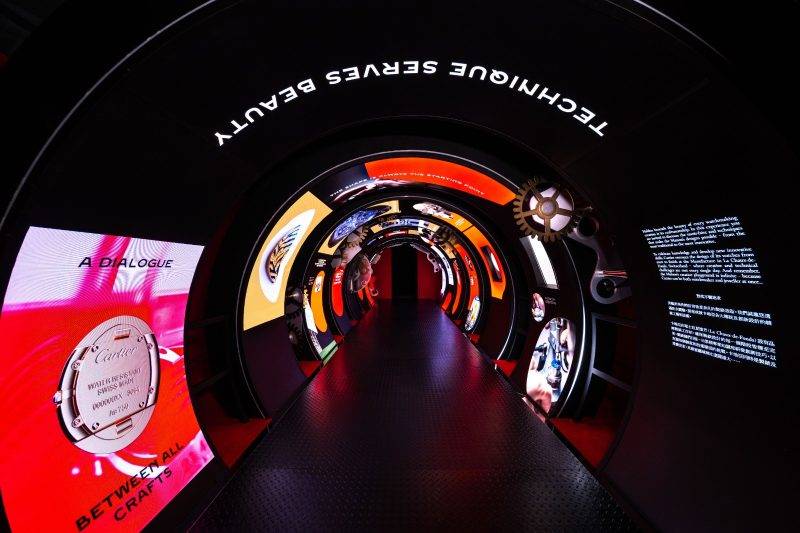 第四展廳：迷離的紅黑通道，讓人彷彿置身時光隧道的概念空間。（圖片來源：卡地亞）