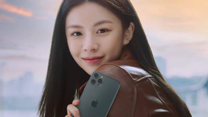 還魂 於2019年，她拍攝了一個韓國電信SK telecom的「iPhone」廣告，外界對她的美貌大感好奇，為何有這麼漂亮的女生？