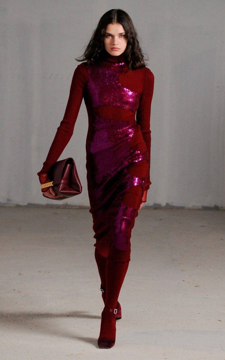 Victoria Beckham Knit-Detailed Sequined Dress （Moda Operandi有售)HK $1,045（圖片來源：Moda Operandi）