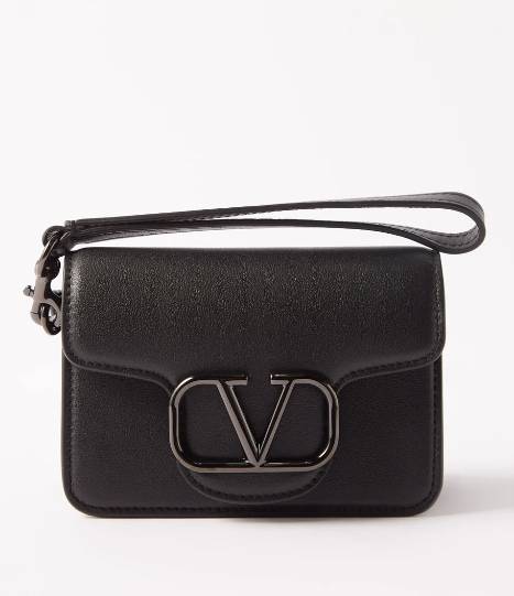 Valentino V-Logo wrist-strap leather cardholder Mathchesfashion 有售（圖片來源：Mathchesfashion ）