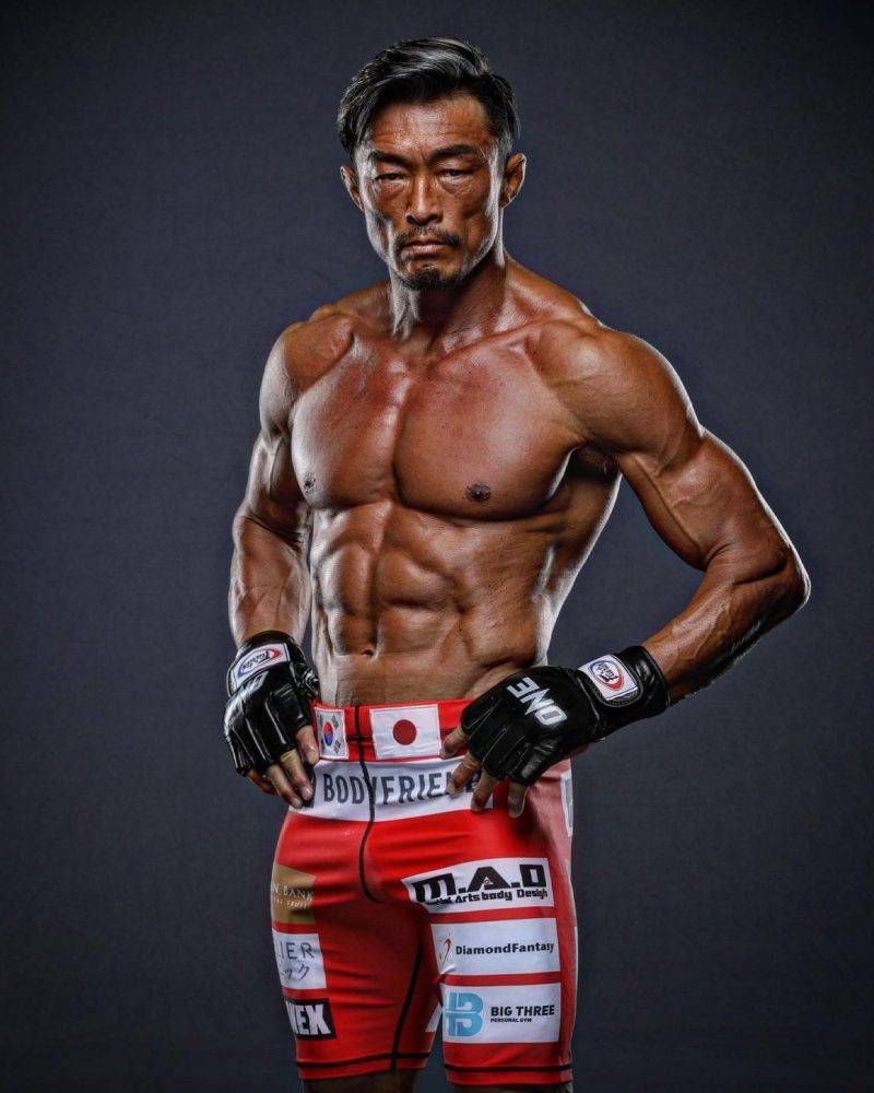 體能之巔 現年已47歲的他是韓國的頂級武術家及前柔道國手，超強體能的他出場風勢強大到連其餘的參賽者都忍不住感歎