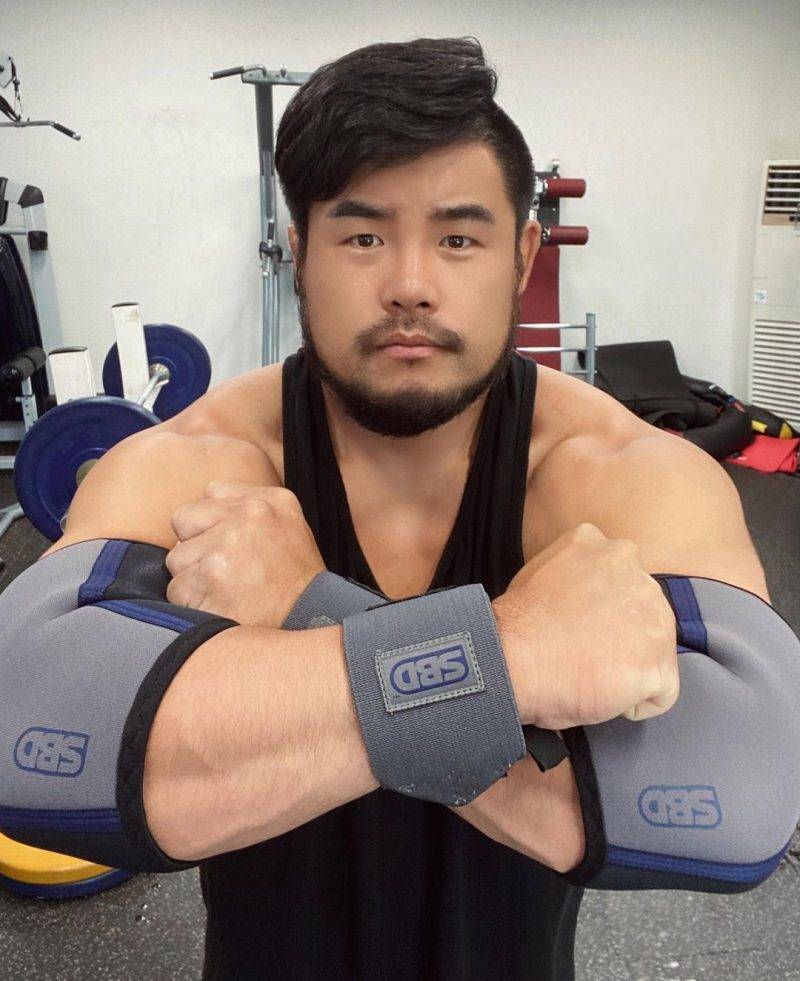 體能之巔 他重量級的身材不禁令眾選手害怕，樣貌又與台灣歌手周杰倫有幾分相似，被譽為「摔跤版周杰倫」