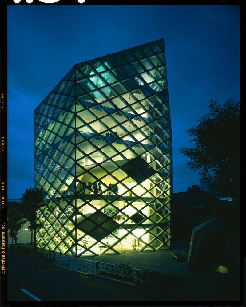  Jacques Herzog與主辦方皆淵源頗深，既是M＋的主建築師，亦早於2003年為Prada打造東京南青山的旗艦店。（圖片來源：Prada）