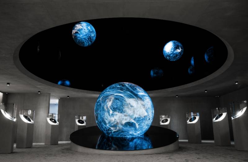 Hublot今年是Watches and Wonders高級鐘錶展的參展品牌之一，展館中央放置了藝術裝置的旋轉巨型地球。