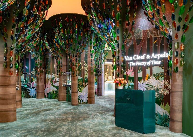 在2023年Watches and Wonders高級鐘錶展中，Van Cleef & Arpels將展館變成一個長滿七彩琉璃樹的森林。（圖片來源：VCA）