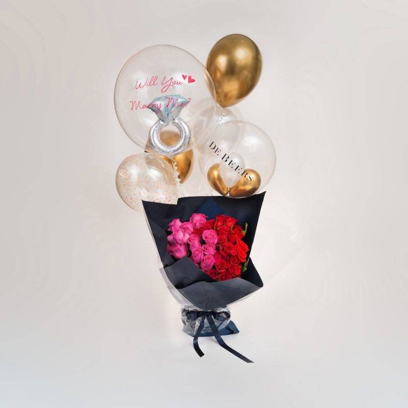 自訂 De Beers 氣球及玫瑰花束。（圖片來源：De Beers）