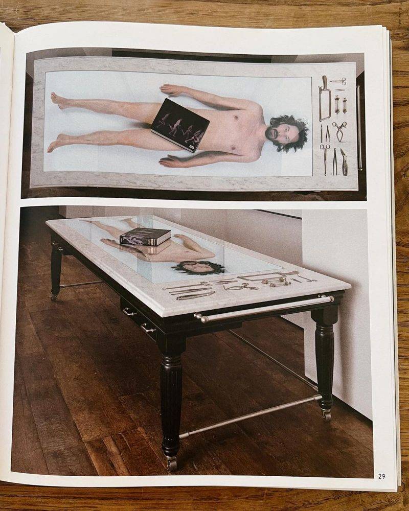 智利藝術家Sebastian Errazuriz為奇洛李維斯設計酷似解剖台的書桌。（圖片來源：ig@sebastianstudio）