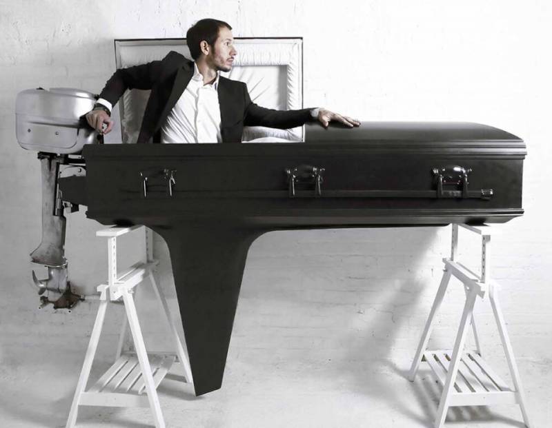 《Boat Coffin》。（圖片來源：Sebastian Errazuriz Studio）