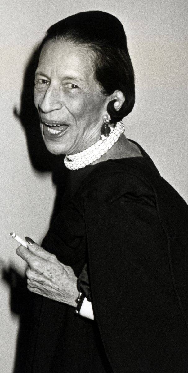 Diana Vreeland with her Serpenti belt as necklace（圖片來源：Getty Images）