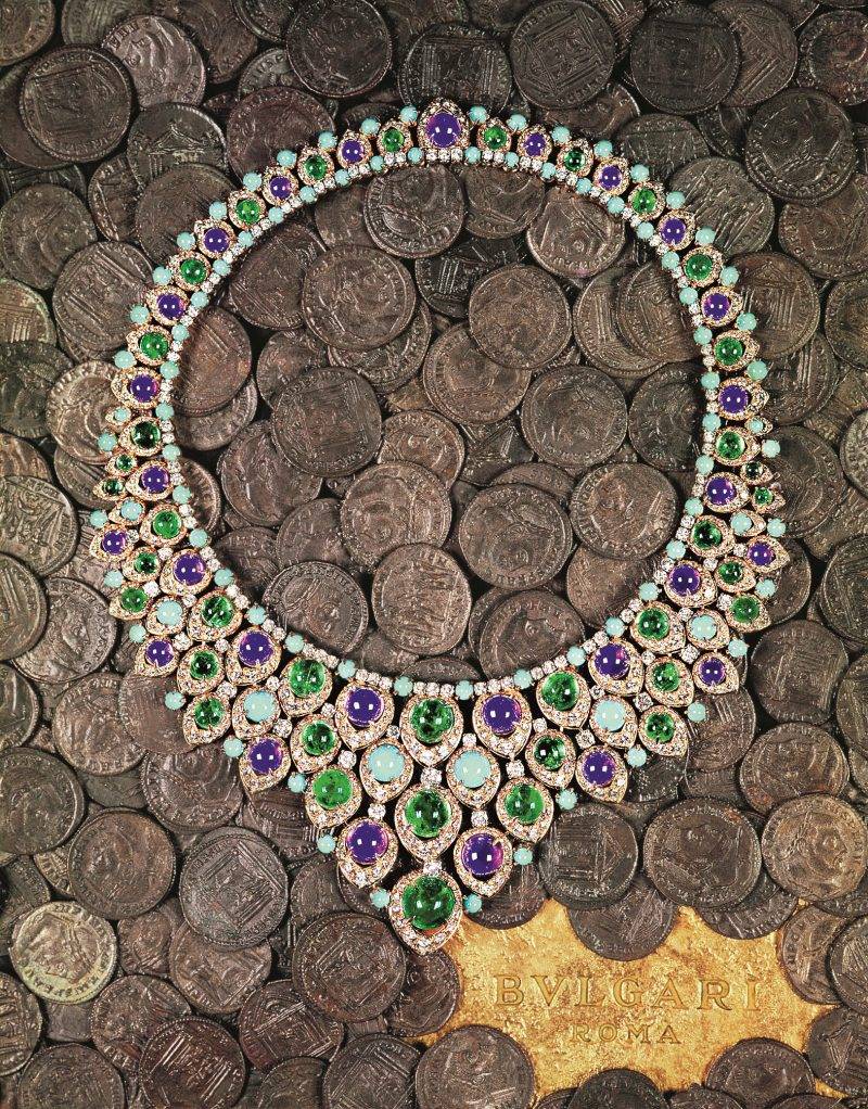 Heritage Collection "Bib" necklace in gold and platinum with emeralds, amethysts, turquoises and diamonds,1968. Formerly in the collection of Lyn Revson BVLGARI（圖片來源：BVLGARI）